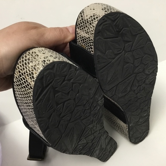 VOLCOM Platform Sandals - Picture 14 of 16